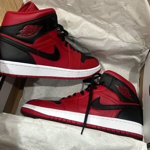 Air Jordan 1 mid. Men’s shoes size 9.5